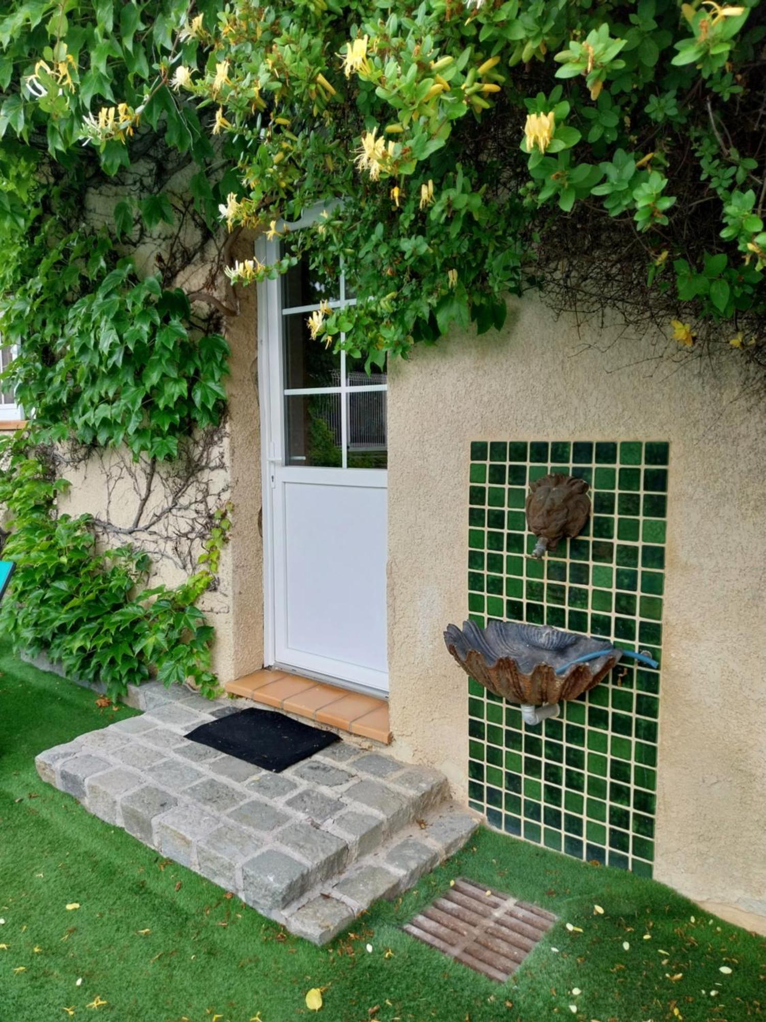 Superbe Grand Studio Tout Confort Avec Exterieur Poussan 外观 照片